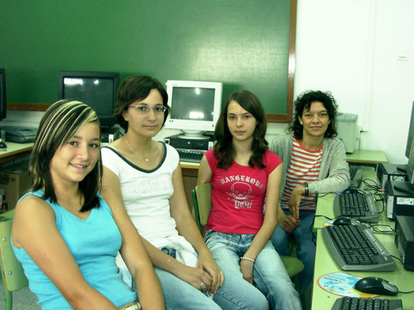 TRES ALUMNAS DEL COLEGIO PÚBLICO GUADALENTÍN LOGRAN TERCER PREMIO CONCURSO REGIONAL DE CARTELES DEL DÍA MUNDIAL DEL MEDIO AMBIENTE, Foto 1