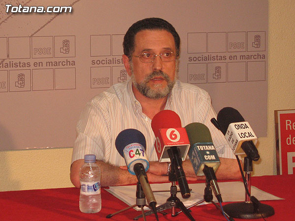 EL PSOE ACUSA AL CONCEJAL DE EDUCACIÓN DE ESTAR BENEFICIANDO A SU ESPOSA, Foto 1