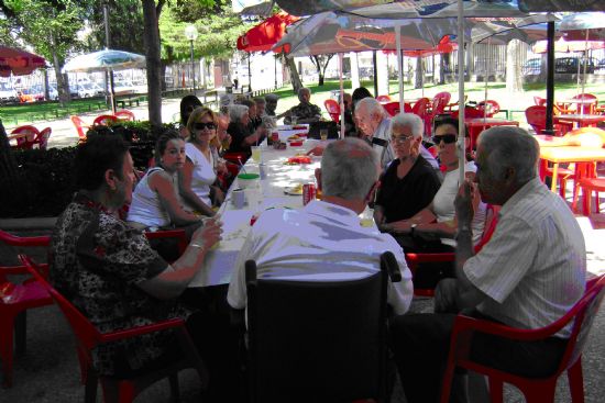 LOS USUARIOS DEL SERVICIO DE ESTANCIAS DIURNAS DE ALZHEIMER DE TOTANA SALIERON A DAR UN PASEO POR EL PARQUE MUNICIPAL “MARCOS ORTIZ”, Foto 1