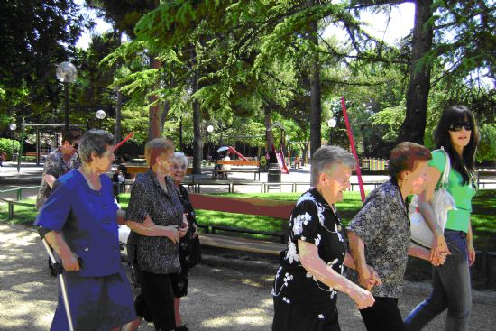 LOS USUARIOS DEL SERVICIO DE ESTANCIAS DIURNAS DE ALZHEIMER DE TOTANA SALIERON A DAR UN PASEO POR EL PARQUE MUNICIPAL “MARCOS ORTIZ”, Foto 2