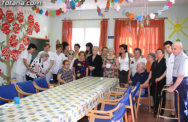 ENTREGAN A LOS USUARIOS DEL SERVICIO DE ESTANCIAS DIURNAS UN CD RECOPILATORIO DE LOS TRABAJOS REALIZADOS DURANTE TODO EL CURSO (2008), Foto 1