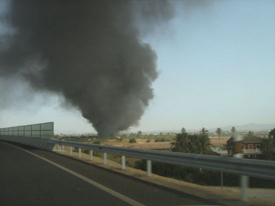 PROTECCIÓN CIVIL DE TOTANA COLABORA CON BOMBEROS DE LOS PARQUES DE LORCA, ALCANTARILLA, ALHAMA-TOTANA Y CON HELICÓPTERO DEL 112 EN LA EXTINCIÓN DE UN INCENDIO DE PLÁSTICOS EN EL PARAJE DE LA ÑORICA, Foto 1