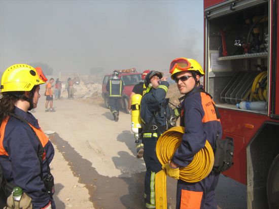 PROTECCIÓN CIVIL DE TOTANA COLABORA CON BOMBEROS DE LOS PARQUES DE LORCA, ALCANTARILLA, ALHAMA-TOTANA Y CON HELICÓPTERO DEL 112 EN LA EXTINCIÓN DE UN INCENDIO DE PLÁSTICOS EN EL PARAJE DE LA ÑORICA, Foto 2