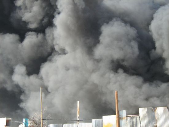 PROTECCIÓN CIVIL DE TOTANA COLABORA CON BOMBEROS DE LOS PARQUES DE LORCA, ALCANTARILLA, ALHAMA-TOTANA Y CON HELICÓPTERO DEL 112 EN LA EXTINCIÓN DE UN INCENDIO DE PLÁSTICOS EN EL PARAJE DE LA ÑORICA, Foto 3