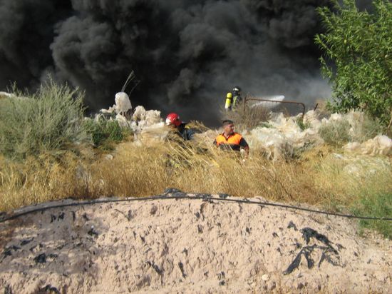 PROTECCIÓN CIVIL DE TOTANA COLABORA CON BOMBEROS DE LOS PARQUES DE LORCA, ALCANTARILLA, ALHAMA-TOTANA Y CON HELICÓPTERO DEL 112 EN LA EXTINCIÓN DE UN INCENDIO DE PLÁSTICOS EN EL PARAJE DE LA ÑORICA, Foto 4