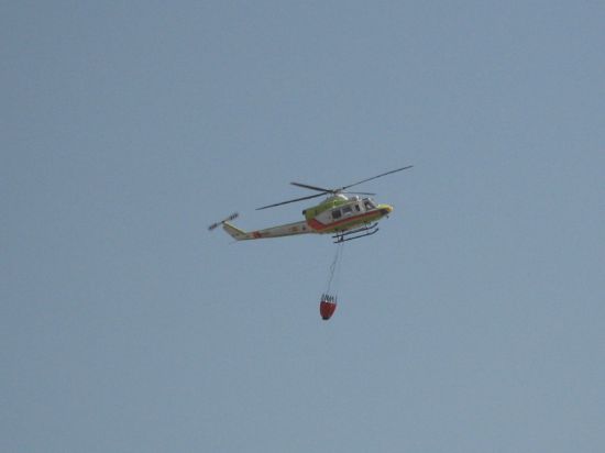 PROTECCIÓN CIVIL DE TOTANA COLABORA CON BOMBEROS DE LOS PARQUES DE LORCA, ALCANTARILLA, ALHAMA-TOTANA Y CON HELICÓPTERO DEL 112 EN LA EXTINCIÓN DE UN INCENDIO DE PLÁSTICOS EN EL PARAJE DE LA ÑORICA, Foto 5