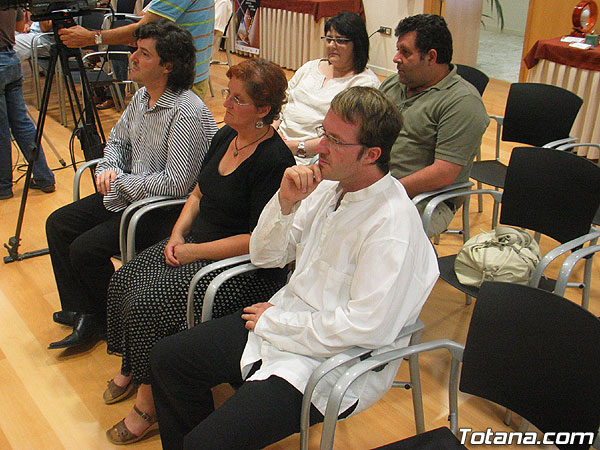 EL PLENO HOMENAJEA AL MÚSICO JUAN MIGUEL MARTÍNEZ Y ACUERDA SUBVENCIONAR LOS RECIBOS DE IBI RÚSTICA DEL AÑO 2007, Foto 1