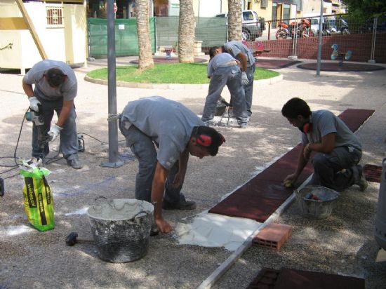 LOS 32 ALUMNOS DE LA ESCUELA-TALLER SANTA EULALIA ACOMETEN IMPORTANTES TRABAJOS DE REGENERACIÓN Y ACONDICIONAMIENTO EN LOS ESPACIOS PÚBLICOS DE TOTANA, Foto 2