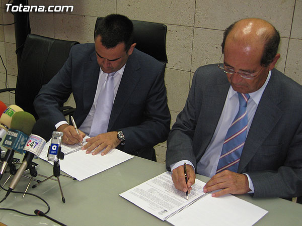 EL AYUNTAMIENTO SUSCRIBE UN CONVENIO CON LA ANTERIOR EMPRESA ADJUDICATARIA DEL SERVICIO DE BASURAS Y LIMPIEZA DE INTERIORES, URBASER, POR EL QUE SE SALDA LA DEUDA HISTÓRICA ARRASTRADA DESDE EL AÑO 1995, Foto 1