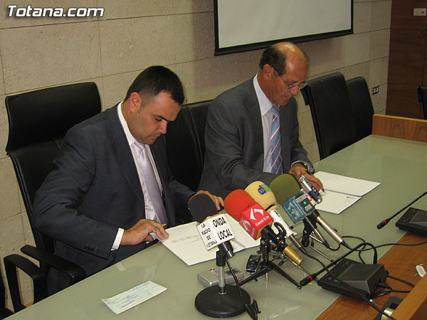 EL AYUNTAMIENTO SUSCRIBE UN CONVENIO CON LA ANTERIOR EMPRESA ADJUDICATARIA DEL SERVICIO DE BASURAS Y LIMPIEZA DE INTERIORES, URBASER, POR EL QUE SE SALDA LA DEUDA HISTÓRICA ARRASTRADA DESDE EL AÑO 1995, Foto 2
