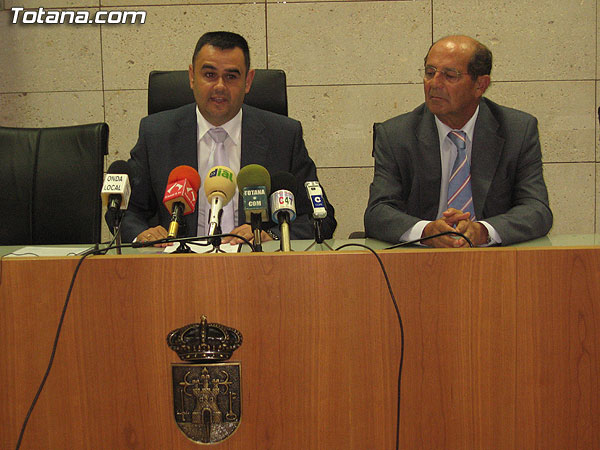 EL AYUNTAMIENTO SUSCRIBE UN CONVENIO CON LA ANTERIOR EMPRESA ADJUDICATARIA DEL SERVICIO DE BASURAS Y LIMPIEZA DE INTERIORES, URBASER, POR EL QUE SE SALDA LA DEUDA HISTÓRICA ARRASTRADA DESDE EL AÑO 1995, Foto 3