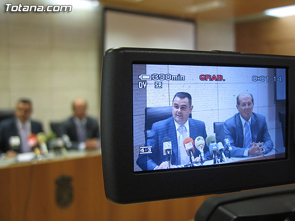 EL AYUNTAMIENTO SUSCRIBE UN CONVENIO CON LA ANTERIOR EMPRESA ADJUDICATARIA DEL SERVICIO DE BASURAS Y LIMPIEZA DE INTERIORES, URBASER, POR EL QUE SE SALDA LA DEUDA HISTÓRICA ARRASTRADA DESDE EL AÑO 1995, Foto 4