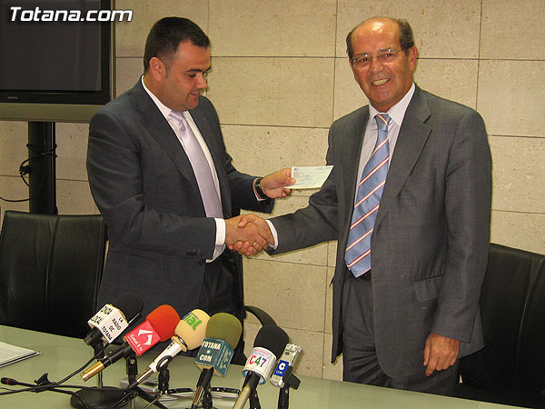 EL AYUNTAMIENTO SUSCRIBE UN CONVENIO CON LA ANTERIOR EMPRESA ADJUDICATARIA DEL SERVICIO DE BASURAS Y LIMPIEZA DE INTERIORES, URBASER, POR EL QUE SE SALDA LA DEUDA HISTÓRICA ARRASTRADA DESDE EL AÑO 1995, Foto 7