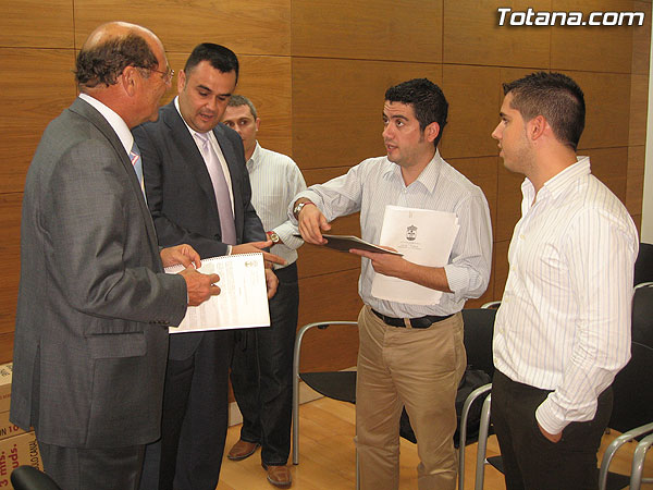 EL AYUNTAMIENTO SUSCRIBE UN CONVENIO CON LA ANTERIOR EMPRESA ADJUDICATARIA DEL SERVICIO DE BASURAS Y LIMPIEZA DE INTERIORES, URBASER, POR EL QUE SE SALDA LA DEUDA HISTÓRICA ARRASTRADA DESDE EL AÑO 1995, Foto 8