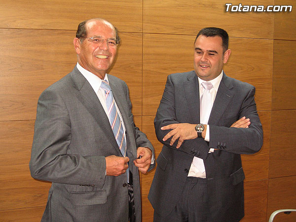 EL AYUNTAMIENTO SUSCRIBE UN CONVENIO CON LA ANTERIOR EMPRESA ADJUDICATARIA DEL SERVICIO DE BASURAS Y LIMPIEZA DE INTERIORES, URBASER, POR EL QUE SE SALDA LA DEUDA HISTÓRICA ARRASTRADA DESDE EL AÑO 1995, Foto 9