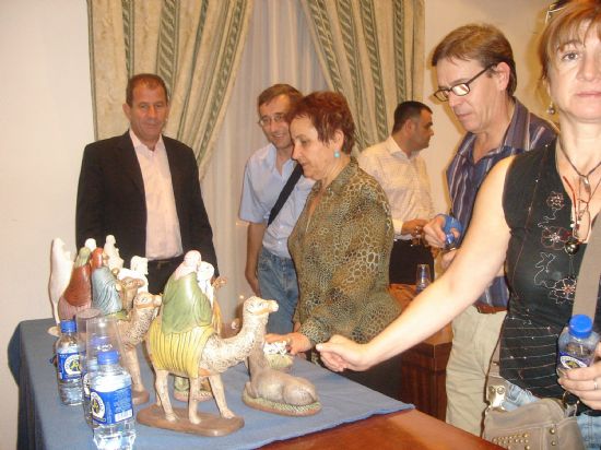 SE ENTREGAN BELENES DE ESCAYOLA A LOS ONCE CENTROS DE ENSEÑANZA DE TOTANA PARA QUE LOS ALUMNOS TRABAJEN EN TALLERES DE MANUALIDADES FINANCIADOS POR EL CONSISTORIO, Foto 1