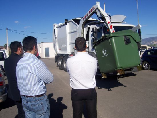 UN TOTAL DE TRES NUEVOS VEHÍCULOS RECOLECTORES DE RECOGIDA DE RESIDUOS SÓLIDOS LLEGAN AL ALMACÉN MUNICIPAL PARA PRESTAR EN BREVE SUS SERVICIOS POR LAS CALLES DE TOTANA (2007), Foto 2