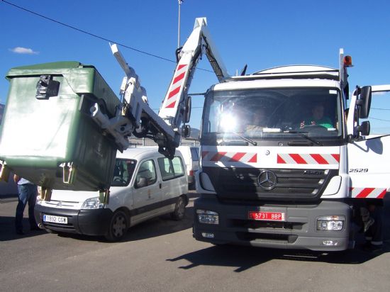 UN TOTAL DE TRES NUEVOS VEHÍCULOS RECOLECTORES DE RECOGIDA DE RESIDUOS SÓLIDOS LLEGAN AL ALMACÉN MUNICIPAL PARA PRESTAR EN BREVE SUS SERVICIOS POR LAS CALLES DE TOTANA (2007), Foto 3