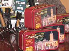 Fotos de Totana.com ilustran las nuevas cajas de los Santiaguitos y los Dulces Navideños, Foto 1