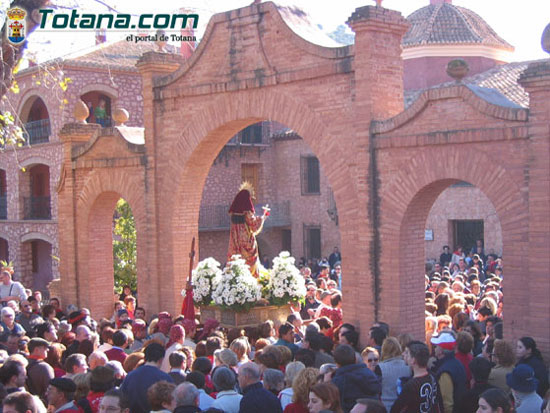 LA CARRETERA DE LA SANTA ESTARÁ CORTADA AL TRÁFICO CUATRO HORAS POR LA ROMERÍA DE SUBIDA DE LA SANTA , Foto 1