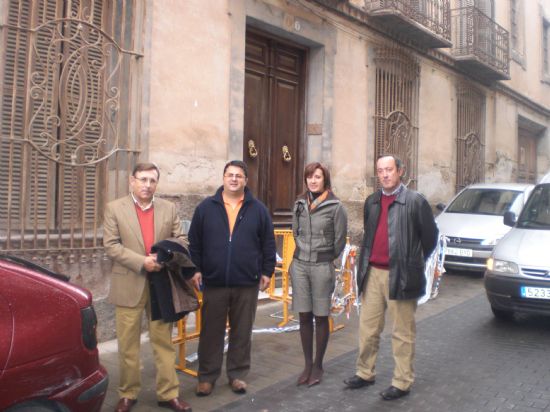 EL DIRECTOR GENERAL DE VIVIENDA VISITA JUNTO A AUTORIDADES MUNICIPALES EL INMUEBLE DE LA CASA DEL GENERAL AZNAR CON MOTIVO DE LA RECIENTE FIRMA DEL CONVENIO DE COLABORACIÓN PARA SU REHABILITACIÓN Y PUESTA EN VALOR (2008), Foto 1
