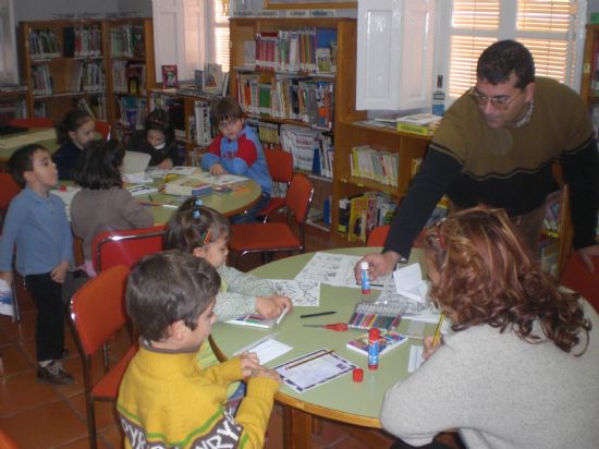 LA BIBLIOTECA MUNICIPAL OFRECE AYUDA A LOS MÁS PEQUEÑOS PARA ESCRIBIR LAS CARTAS A LOS REYES MAGOS QUE SUS MAJESTADES RECOGERÁN ESTA TARDE Y MAÑANA VIERNES, ASÍ COMO DIVERSAS ACTIVIDADES DE MANUALIDADES Y JUEGOS, Foto 1