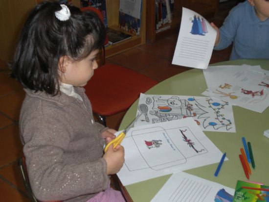 LA BIBLIOTECA MUNICIPAL OFRECE AYUDA A LOS MÁS PEQUEÑOS PARA ESCRIBIR LAS CARTAS A LOS REYES MAGOS QUE SUS MAJESTADES RECOGERÁN ESTA TARDE Y MAÑANA VIERNES, ASÍ COMO DIVERSAS ACTIVIDADES DE MANUALIDADES Y JUEGOS, Foto 2