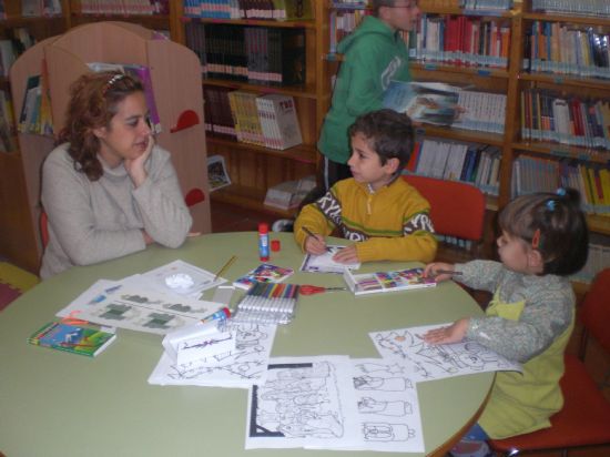 LA BIBLIOTECA MUNICIPAL OFRECE AYUDA A LOS MÁS PEQUEÑOS PARA ESCRIBIR LAS CARTAS A LOS REYES MAGOS QUE SUS MAJESTADES RECOGERÁN ESTA TARDE Y MAÑANA VIERNES, ASÍ COMO DIVERSAS ACTIVIDADES DE MANUALIDADES Y JUEGOS, Foto 3