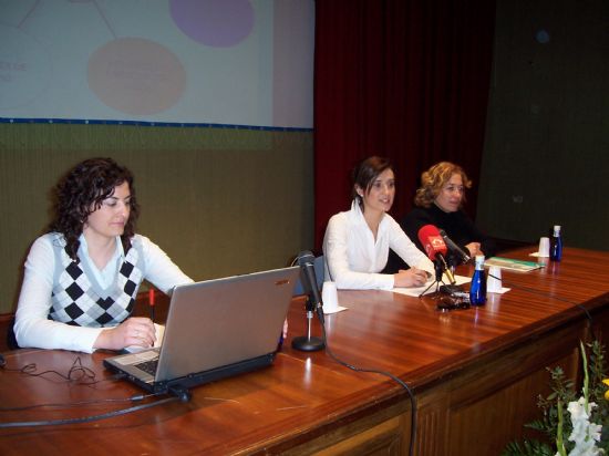 LA CONCEJAL DE MUJER E IGUALDAD DE OPORTUNIDADES INAUGURA LA CHARLA SOBRE “LA LEY DE LA DEPENDENCIA” ORGANIZADA EN EL CENTRO SOCIOCULTURAL LA CÁRCEL (2008), Foto 1