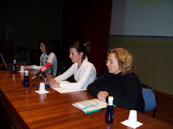 LA CONCEJAL DE MUJER E IGUALDAD DE OPORTUNIDADES INAUGURA LA CHARLA SOBRE “LA LEY DE LA DEPENDENCIA” ORGANIZADA EN EL CENTRO SOCIOCULTURAL LA CÁRCEL (2008), Foto 2