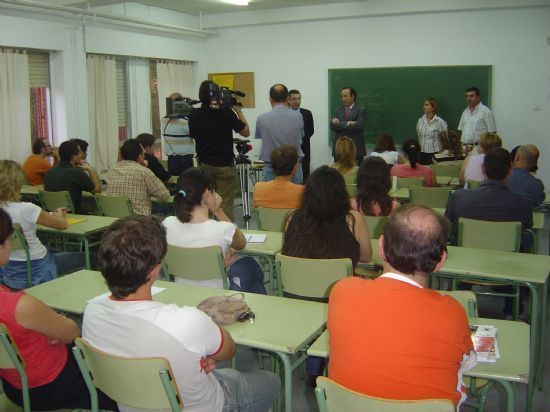SE ABRE EL PLAZO DE INSCRIPCIÓN PARA EL CURSO 2006/2007 EN LA EXTENSIÓN DE LA ESCUELA OFICIAL DE IDIOMAS EN TOTANA   , Foto 1