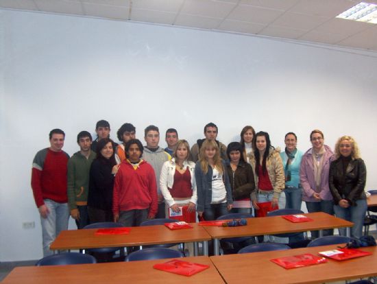 ALUMNOS DEL I.E.S. “PRADO MAYOR” VISITAN EL CENTRO DE DESARROLLO LOCAL PARA CONOCER LOS RECURSOS OFERTADOS A LOS JÓVENES DESDE LA CONCEJALÍA DE FOMENTO Y EMPLEO, Foto 1