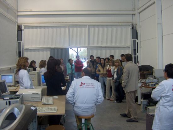 ALUMNOS DEL I.E.S. “PRADO MAYOR” VISITAN EL CENTRO DE DESARROLLO LOCAL PARA CONOCER LOS RECURSOS OFERTADOS A LOS JÓVENES DESDE LA CONCEJALÍA DE FOMENTO Y EMPLEO, Foto 2