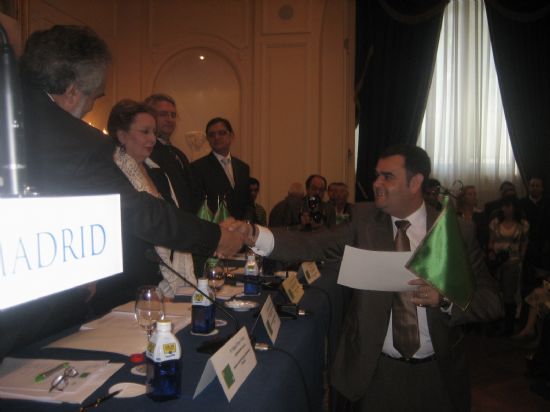 EL ALCALDE DE TOTANA RECOGE EL PREMIO “BANDERA VERDE, MUNICIPIO RESPONSABLE” EN LA MODALIDAD DE RESIDUOS, LIMPIEZA VIARIA Y JARDINERÍA, Foto 2