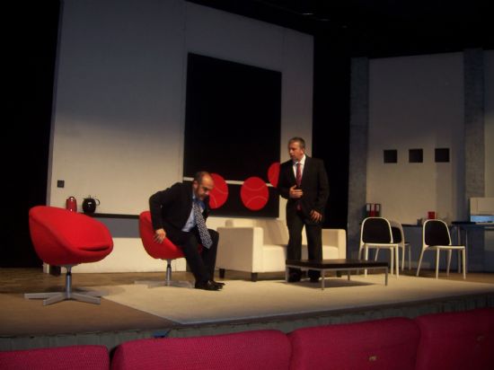 LA COMPAÑÍA DE TEATRO ADOS PRESENTÓ LA OBRA “EL JEFE DE TODO ESTO” EN LA SALA DE ARTES ESCÉNICAS DE LA LOCALIDAD, Foto 1