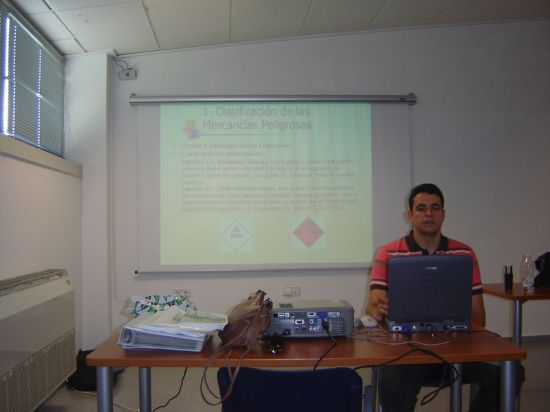 PROTECCIÓN CIVIL Y POLICÍA LOCAL DE TOTANA ASISTEN A UN CURSO SOBRE RIESGO QUÍMICO IMPARTIDO EN LA LOCALIDAD POR LA DIRECCIÓN GENERAL DE PROTECCIÓN CIVIL, Foto 2