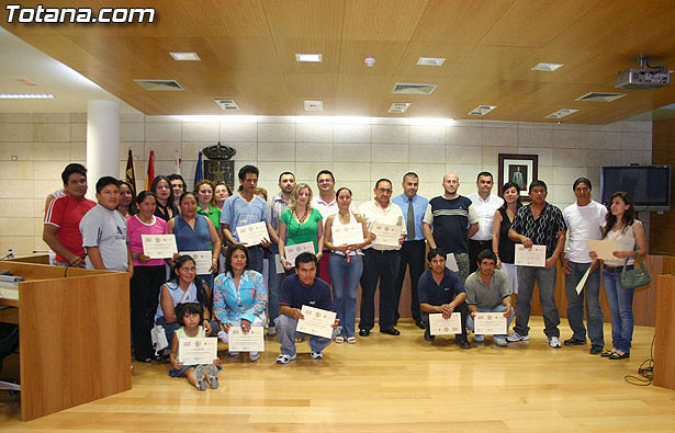 CERCA DE UN CENTENAR DE PERSONAS RECIBEN SUS DIPLOMAS POR PARTICIPAR EN LOS CURSOS FORMATIVOS DE NUEVAS TECNOLOGÍAS IMPARTIDOS A TRAVÉS DEL PROYECTO “RAITOTANA” EN LAS WALAS DE PARTICIPACIÓN CIUDADANAY EL PARRAL, Foto 1