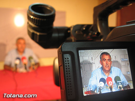 EL PORTAVOZ DEL PARTIDO SOCIALISTA, ALFONSO MARTÍNEZ BAÑOS, DIO LA OPINIÓN DE SU PARTIDO EN RELACIÓN A LA NOTICIA APARECIDA AYER EN UN MEDIO DE COMUNICACIÓN REGIONAL SOBRE LA VENTA DE UNA PARCELA EN EL POLÍGONO INDUSTRIAL EL SALADAR, Foto 1