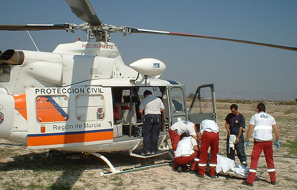 LA POLICÍA LOCAL DE TOTANA INTERVIENE EN EL ACCIDENTE DE UNA AVIONETA QUE REALIZÓ UN ATERRIZAJE DE EMERGENCIA EN EL AERÓDROMO EL SALADAR, Foto 2