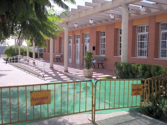 IU ASEGURA QUE LOS PADRES DE LAS AULAS HABILITADAS EN LA ASOCIACION DE VECINOS TIROL-CAMILLERI INICIAN MEDIDAS DE PROTESTA TRAS RESULTAR HERIDOS DOS NIÑOS POR LA CAÍDA DE UNA VALLA, Foto 1