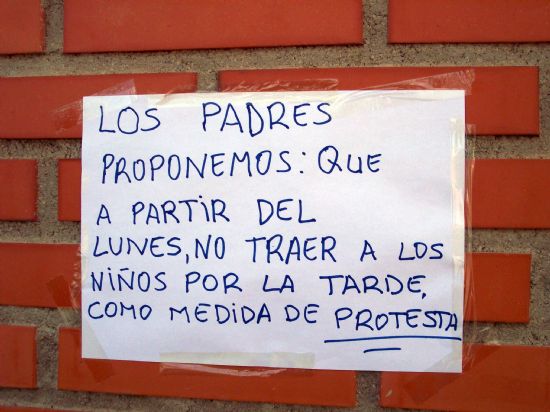 IU ASEGURA QUE LOS PADRES DE LAS AULAS HABILITADAS EN LA ASOCIACION DE VECINOS TIROL-CAMILLERI INICIAN MEDIDAS DE PROTESTA TRAS RESULTAR HERIDOS DOS NIÑOS POR LA CAÍDA DE UNA VALLA, Foto 2