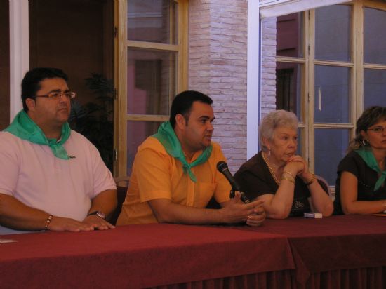 AUTORIDADES LOCALES ASISTEN A LA EUCARISTÍA Y AL HOMENAJE REALIZADO EN MEMORIA DE LOS MIEMBROS FALLECIDOS DE LA ASOCIACIÓN DE FAMILIARES Y ENFERMOS DE ALZHEIMER “LA CARRASCA DE TOTANA” (2007), Foto 2