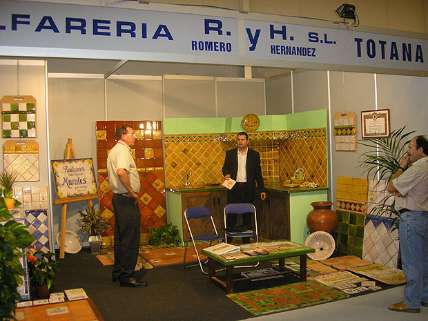 EL CONCEJAL DE ARTESANÍA VISITA LOS STANDS DE LAS EMPRESAS ARTESANAS DE TOTANA QUE HAN PARTICIPADO EN LA FERIA DE LA CONSTRUCCIÓN CELEBRADA EN IFEPA, Foto 2