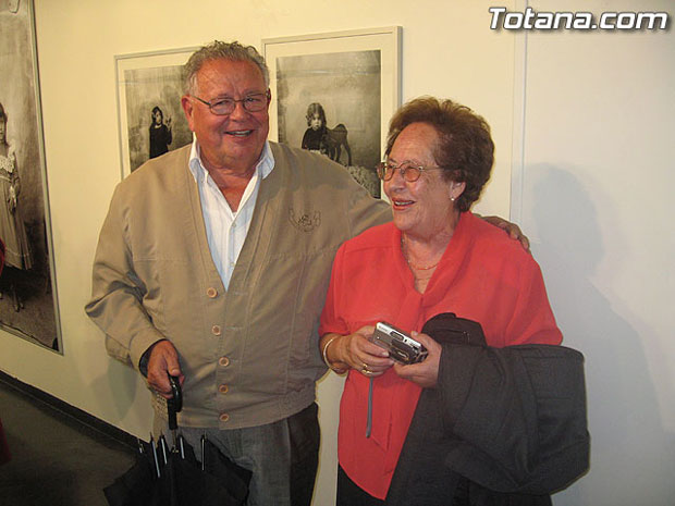 SE INAUGURA LA EXPOSICIÓN DE FOTOGRAFÍAS “LA MUJER ENTRE SIGLOS (1896/1916) DEL TOTANERO FERNANDO NAVARRO QUE PUEDE SER VISITADA EN LA SALA MUNICIPAL “GREGORIO CEBRIÁN” HASTA EL 19 DE NOVIEMBRE, Foto 1