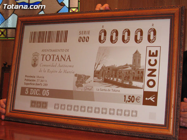 LOS DIRECTIVOS DE LA ONCE ENTREGAN AL ALCALDE LA PLANCHA DE LOS BILLETES DEL SORTEO DE LA ONCE DEL PRÓXIMO LUNES DÍA 5 DICIEMBRE  QUE ESTARÁN DEDICADOS A TOTANA, Foto 1