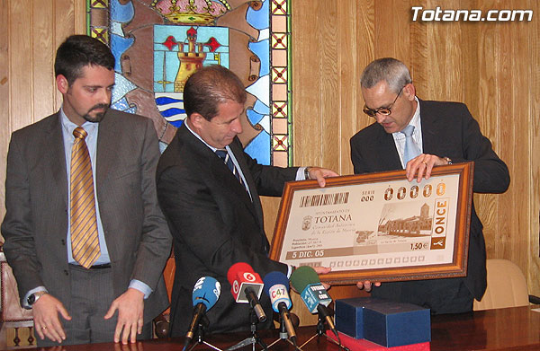 LOS DIRECTIVOS DE LA ONCE ENTREGAN AL ALCALDE LA PLANCHA DE LOS BILLETES DEL SORTEO DE LA ONCE DEL PRÓXIMO LUNES DÍA 5 DICIEMBRE  QUE ESTARÁN DEDICADOS A TOTANA, Foto 3