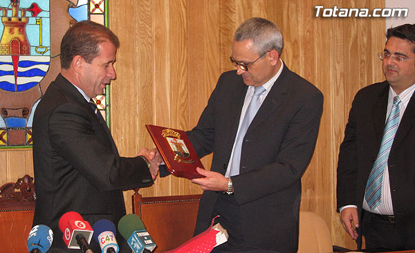 LOS DIRECTIVOS DE LA ONCE ENTREGAN AL ALCALDE LA PLANCHA DE LOS BILLETES DEL SORTEO DE LA ONCE DEL PRÓXIMO LUNES DÍA 5 DICIEMBRE  QUE ESTARÁN DEDICADOS A TOTANA, Foto 4