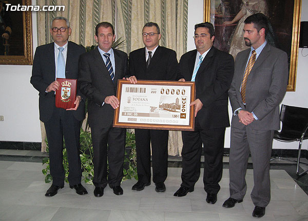 LOS DIRECTIVOS DE LA ONCE ENTREGAN AL ALCALDE LA PLANCHA DE LOS BILLETES DEL SORTEO DE LA ONCE DEL PRÓXIMO LUNES DÍA 5 DICIEMBRE  QUE ESTARÁN DEDICADOS A TOTANA, Foto 5