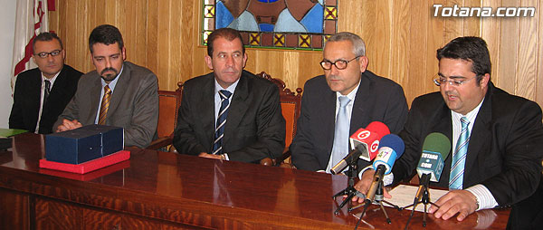 LOS DIRECTIVOS DE LA ONCE ENTREGAN AL ALCALDE LA PLANCHA DE LOS BILLETES DEL SORTEO DE LA ONCE DEL PRÓXIMO LUNES DÍA 5 DICIEMBRE  QUE ESTARÁN DEDICADOS A TOTANA, Foto 2