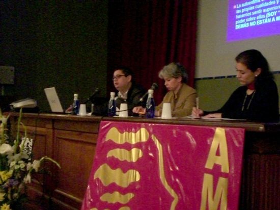 LA CHARLA SOBRE “¿CÓMO ESTÁ MI AUTOESTIMA?”, ORGANIZADA POR LA ASOCIACIÓN DE MUJERES EMPRESARIAS Y LA CONCEJALÍA DE MUJER E IGUALDAD DE ORPOTUNIDADES, CONTÓ CON UNA ALTA PARTICIPACIÓN (2008), Foto 3